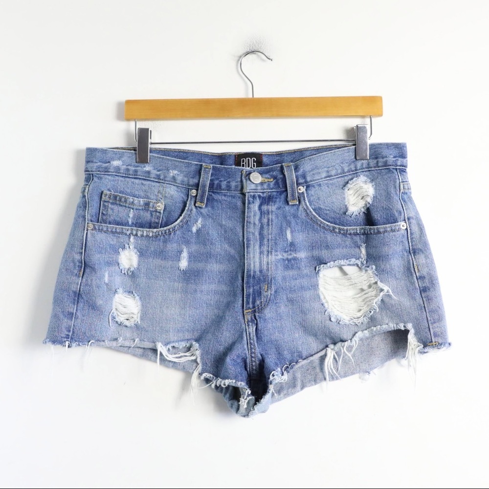 UO BDG essential mid rise denim shorts 31 blue distressed raw hem beach casual
